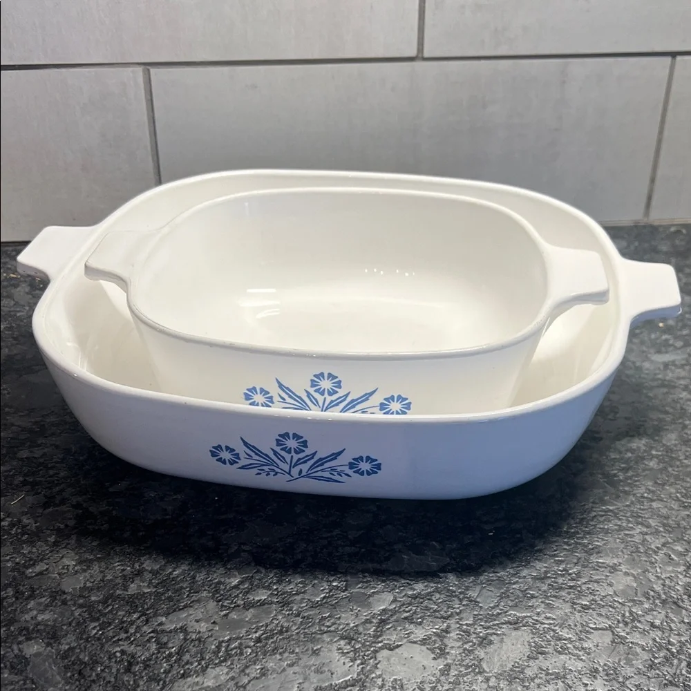 Set of 2 Corningware Cornflower blue casserole dishes. Exc condition